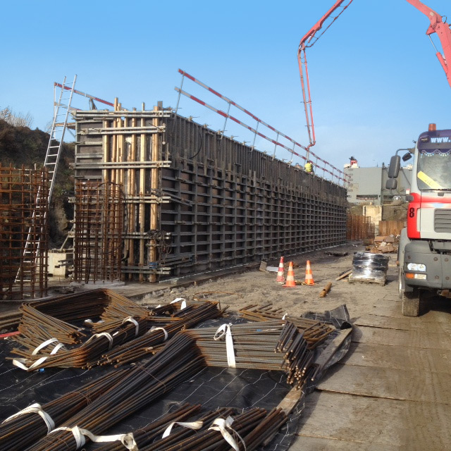 Matériel utilisé: Coffrage MANTO, Sécurité de chantier PROTECTO, ...